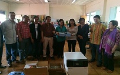 <p><strong>WATER ANALYSIS MACHINE DONATION. </strong>Tuba<strong> </strong>Mayor Ignacio Rivera (4th from left) and Municipal Health Officer, Dr. Lorigrace Austria (5th from left), receive the water analysis apparatus donated to the town by Philex Mining Corporation through its representative, Mila Salinas (4th from right), Cluster Coordinator of the mining firm's Community Relations  Department. Tuba Councilors (from left) Jerome Palaoag, Arnulfo Milo, Noel Saguid, Gloria Paus, Jason Balting, and Tita Bugtong were also at the turnover rites at the town's legislative hall on Tuesday (May 29, 2018). (Photo by Primo Agatep)</p>